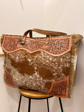 Load image into Gallery viewer, Cartwright Weekender - Tan/White