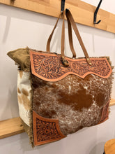 Load image into Gallery viewer, Cartwright Weekender - Tan/White