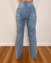 Load image into Gallery viewer, Three Button Jean
