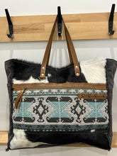 Load image into Gallery viewer, Isabella weekender Bag
