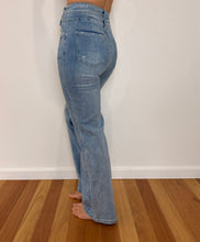 Load image into Gallery viewer, Three Button Jean
