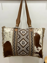 Load image into Gallery viewer, Elisa Weekender Bag
