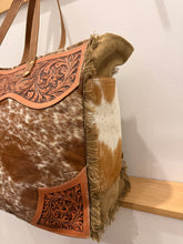Load image into Gallery viewer, Cartwright Weekender - Tan/White
