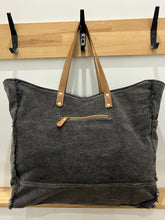 Load image into Gallery viewer, Isabella weekender Bag
